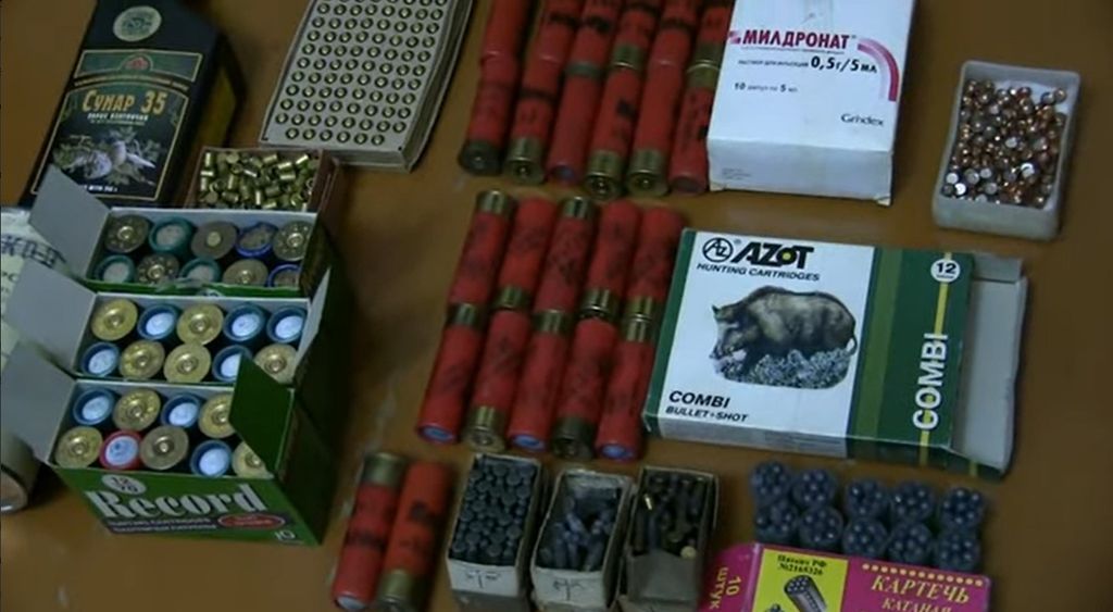 Часть боеприпасов, найденных в доме задержанного. Скриншот видео УМВД России по Оренбургской области