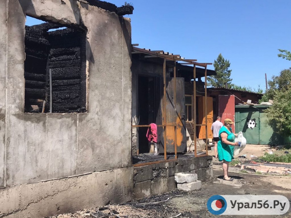 В Орске сгорел жилом дом по улице Мостовой (фото)