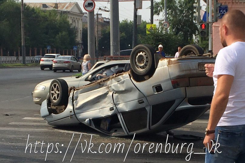 В Оренбурге перевернулся автомобиль ВАЗ-2112