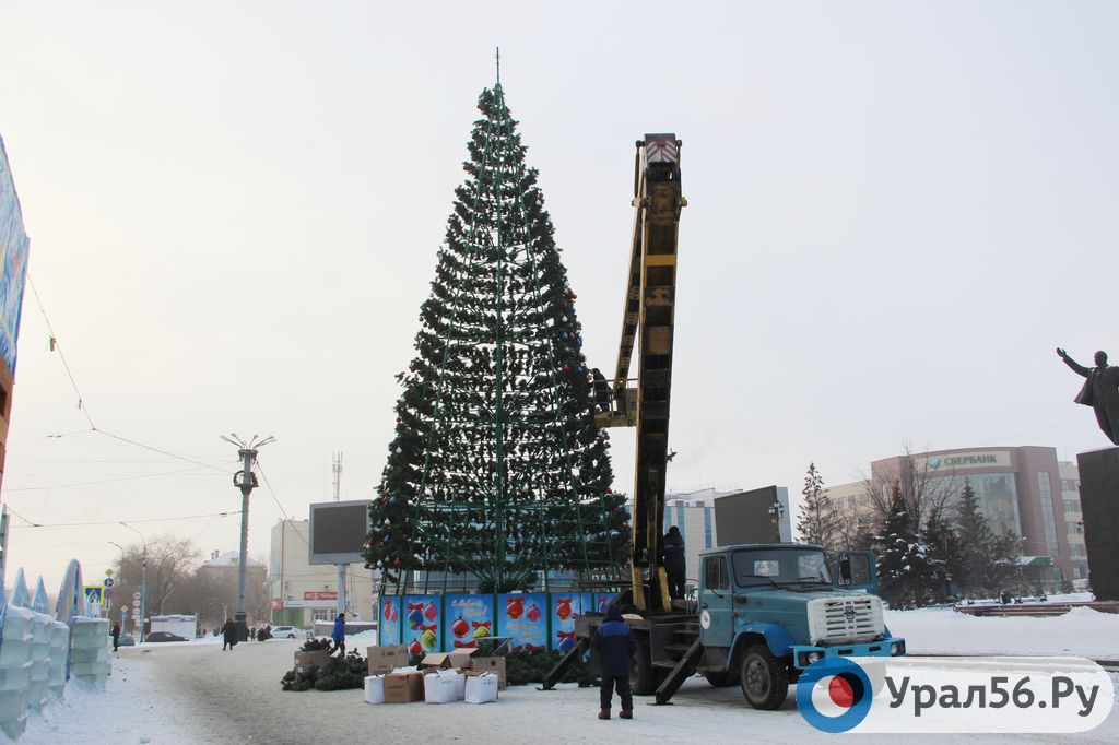 В Орске разбирают главную городскую елку