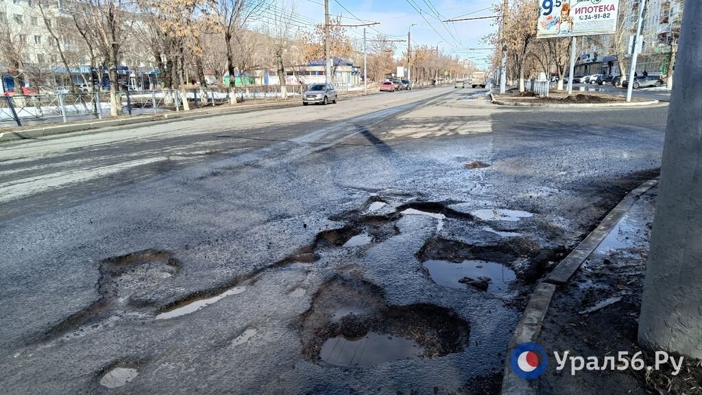 Выбоины на дорогах. Фото из архива