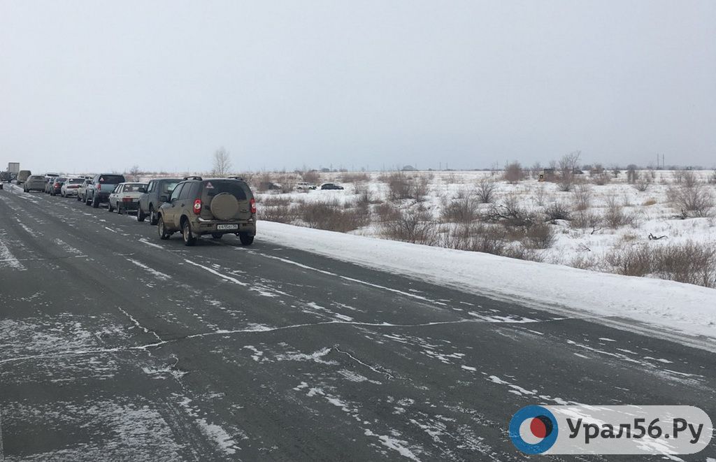 Из-за серьезного ДТП на трассе Орск — Новоорск продолжает расти пробка