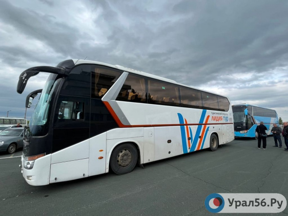 Один автобус, который везет жителей Оренбурга из аэропорта Орска, заполнен частично, второй - полностью пустой