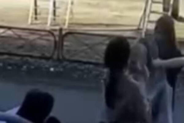 Девушка в компании друзей и ребенок. Стоп-кадр из видео, попавшего в редакцию Урал56.Ру