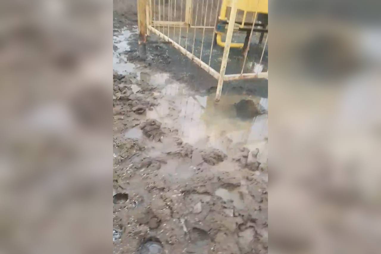 Утечка воды в районе сетей газоснабжения в совхозе Строитель