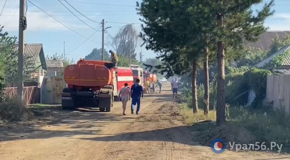 Пожар на Борисоглебской в Орске: огонь уже прошел 1,6 га, повредил 4 жилых дома, на место прибыл пожарный поезд