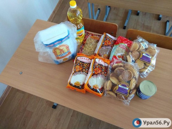 В Оренбурге начали выдавать продуктовые наборы для школьников (фото)