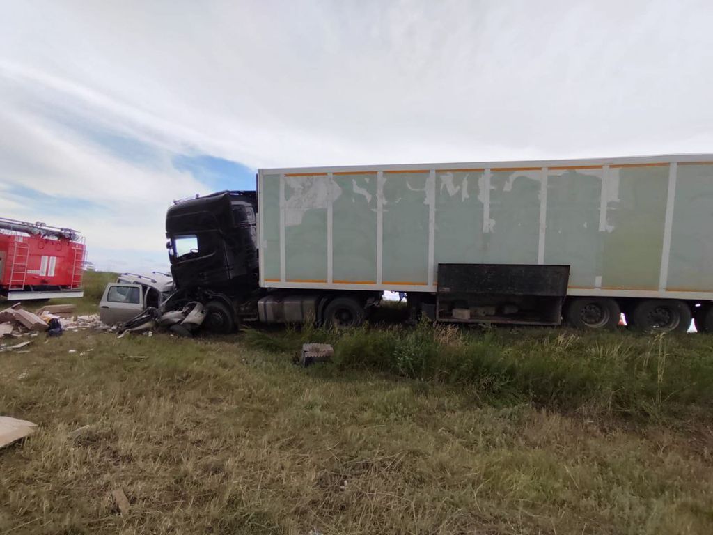 На трассе Оренбург – Акбулак лоб в лоб столкнулись Scania и LADA Largus. Фото - УМВД региона