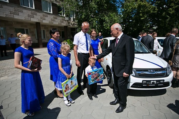 Депутаты Госдумы предложили выдавать многодетным семьям сертификат на 1 млн рублей для покупки автомобиля 