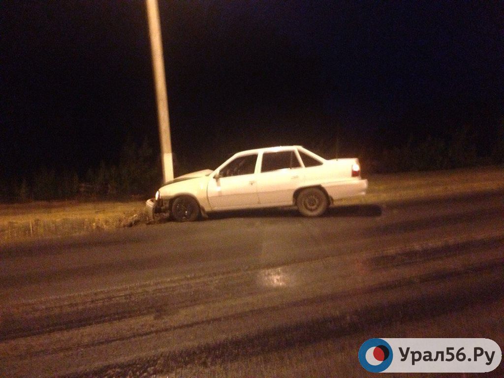 В Орске Daewoo Nexia врезалась в опору ЛЭП
