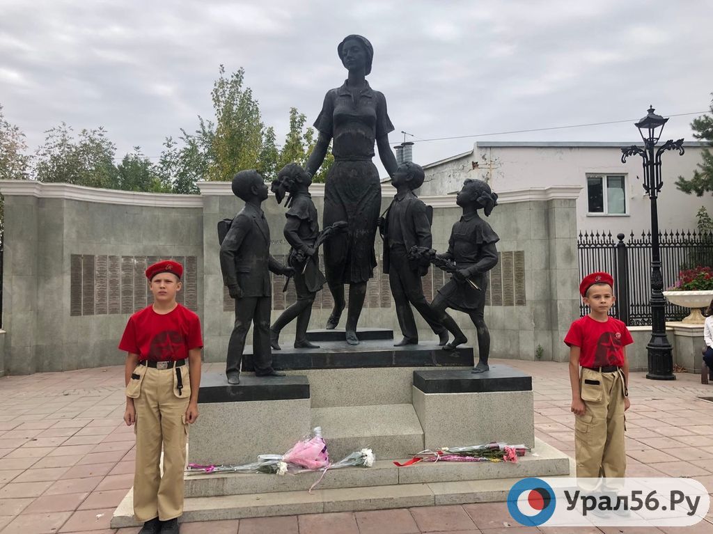 Сегодня в школах Оренбургской области почтили память погибших в Беслане минутой молчания