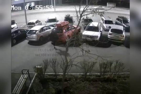 Отрабатывал прием? В Оренбурге прохожий повредил припаркованную во дворе Infiniti (видео)
