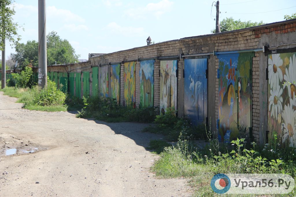 В Новотроицке яркие граффити покрыли гаражи на въезде в город