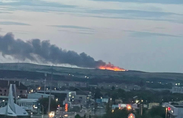 В Орске горит мусорный полигон. Пламя и дым видно со всех концов города