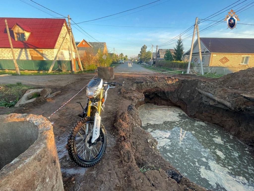 Мотоциклист упал в этот котлован и погиб. Фото: СУ СК РФ региона