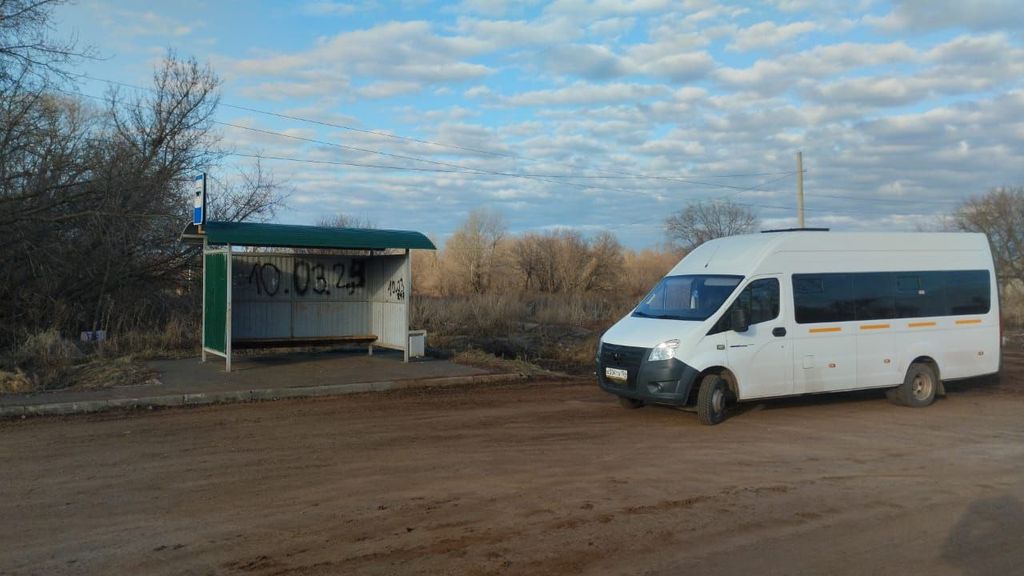 Автобус на пустой остановке, фото администрации Сорочинского округа