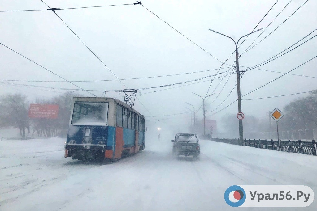 Трамвайный вагон на площади Гагарина в Орске, 18.02.2021