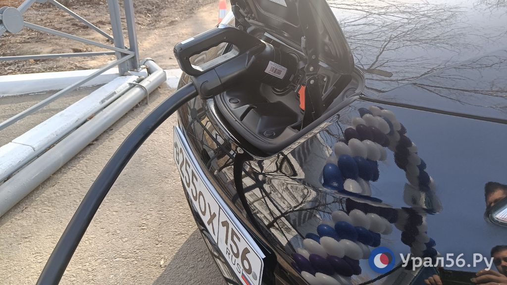 Электромобиль во время зарядки (фото из архива)