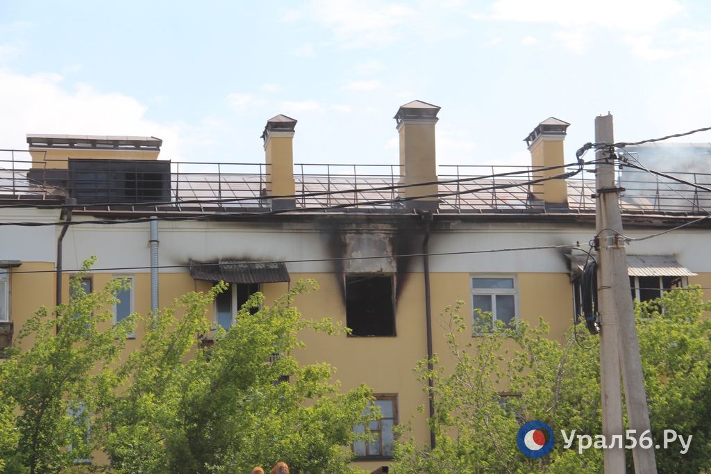 Последствия пожара в жилом доме на улице Советской в Оренбурге