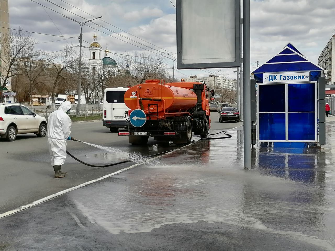 Дезинфекция остановок в Оренбурге, фото: телеграм «Пресс-подход»
