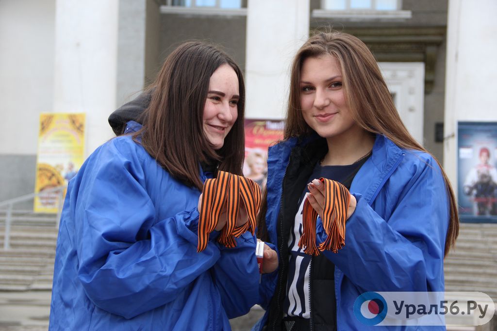 Волонтеры, раздающие георгиевские ленты на Комсомольской площади