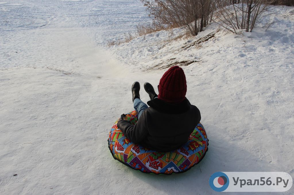 Девушка на ватрушке