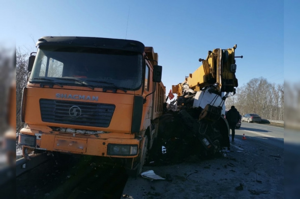 На Загородном шоссе Оренбурга автокран МАЗ въехал в самосвал Shacman (видео)