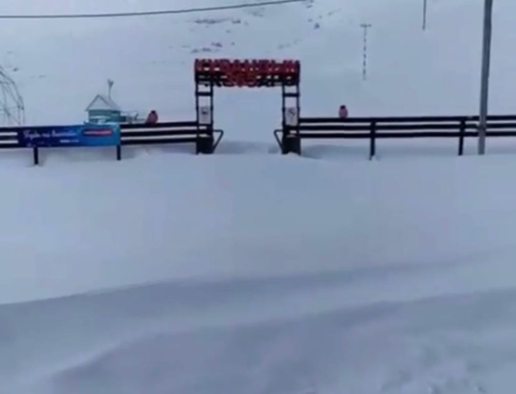 Сугробы на горнолыжке. Скриншот видео