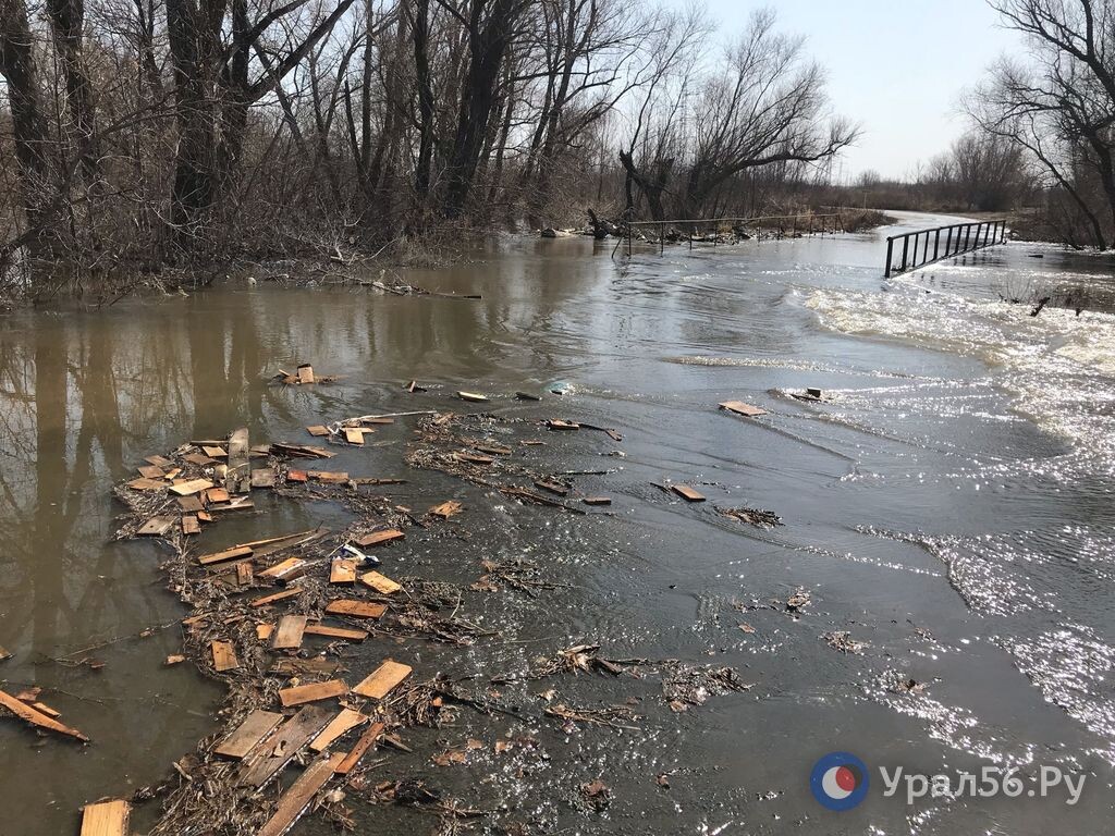 Затопленный мост в Оренбургской области. Фото из архива