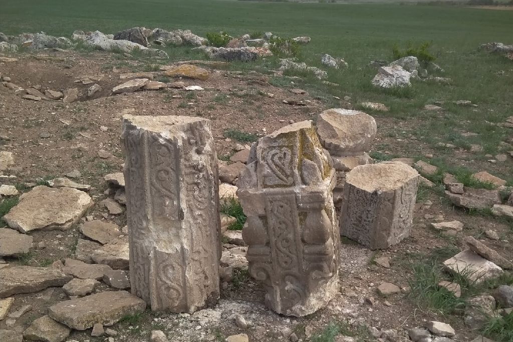В Беляевской районе Оренбургской области вандалы разрушили Кайсацкие култыпасы