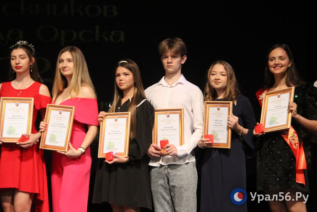 Участники «Бала медалистов» на сцене Драмтеатра