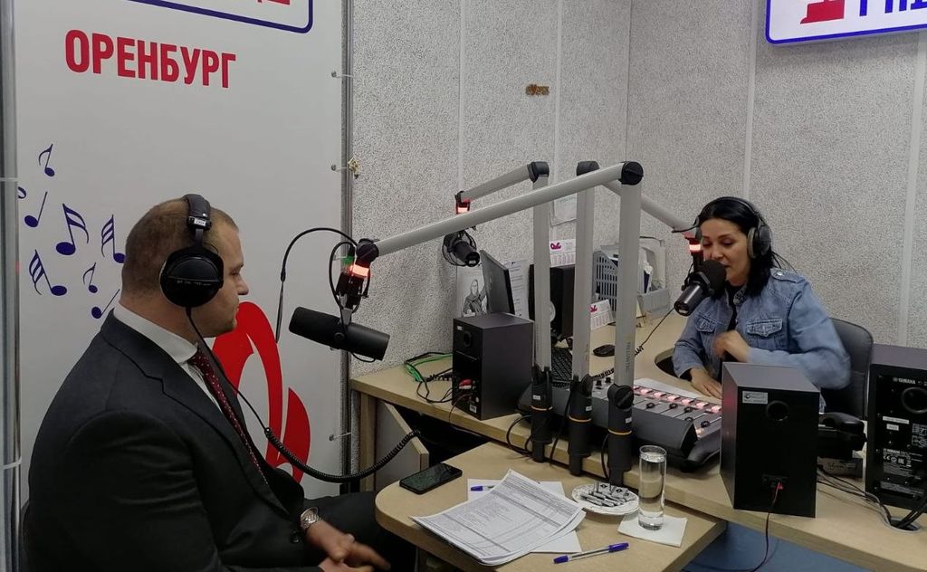 Сергей Салмин на радио. Фото: администрация Оренбурга