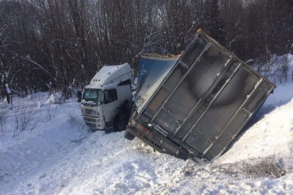 В МЧС Кировской области сообщили, что сильный морозы не дают помочь жителю Орска, чья фура попала в снежный плен