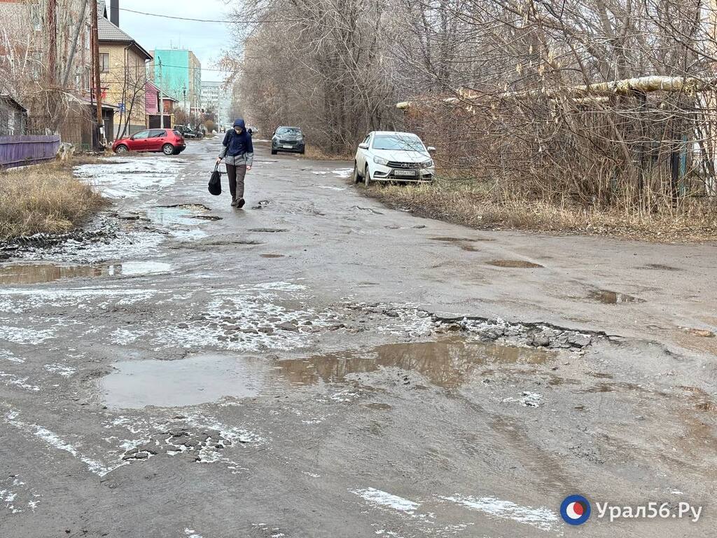 Школьник идет по разбитой улице Кривцова