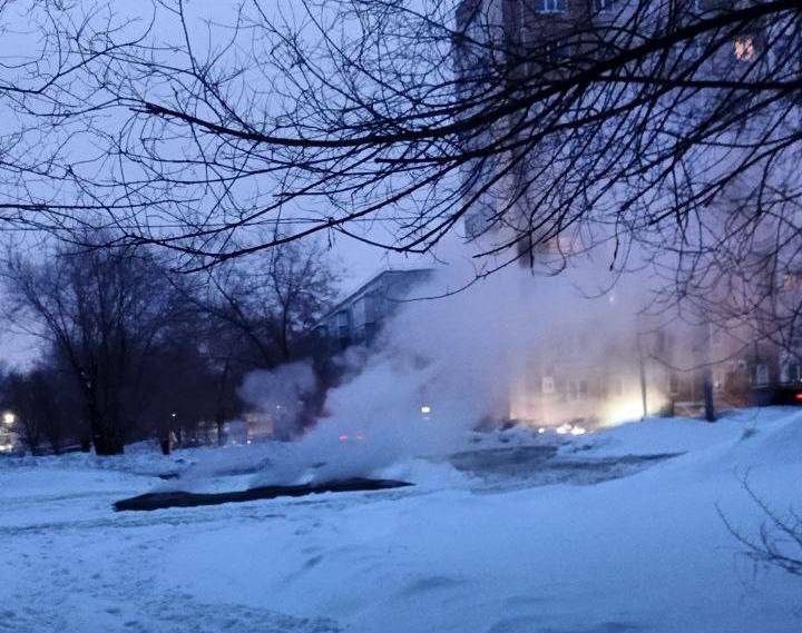 Пар из под земли в Оренбурге на улице Родимцева, фото: местные жители