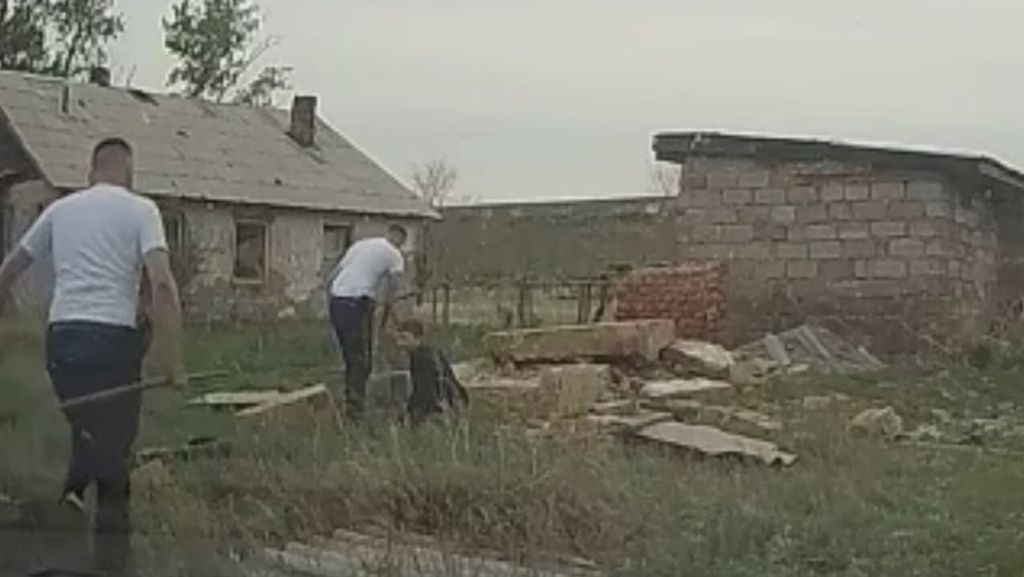 Скриншот с видео, на котором из-под завалов кирпичной стены достали подростка