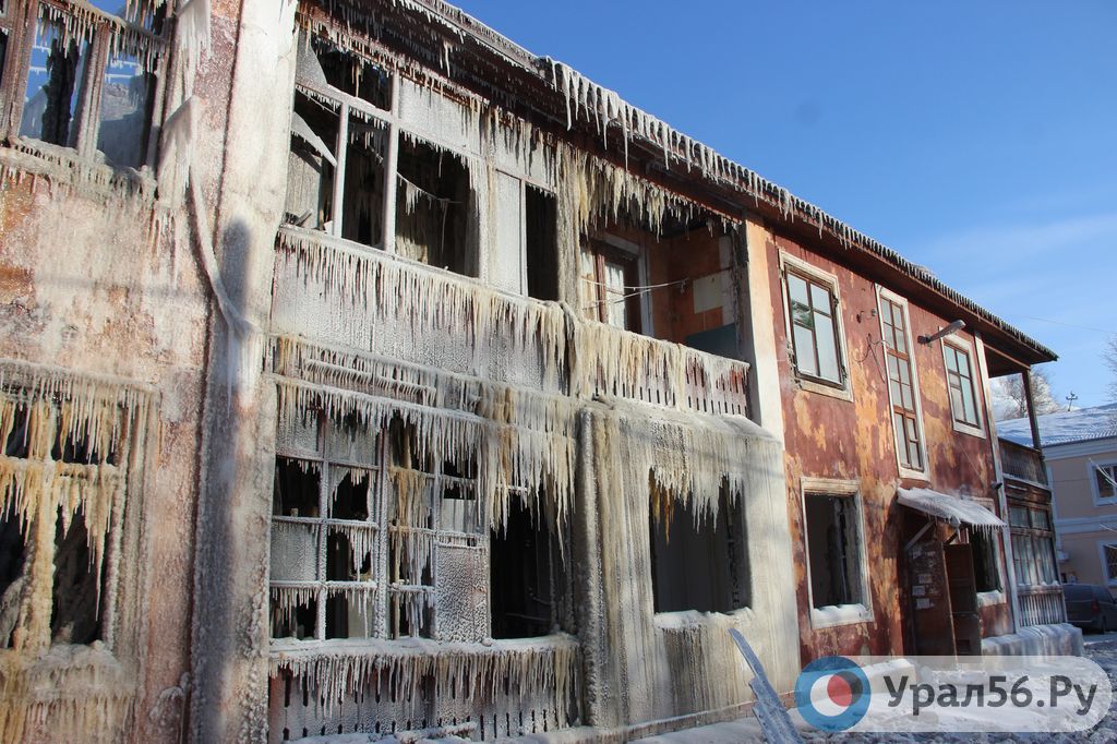 ﻿Сгоревший накануне дом на улице Московской в Орске, 26.02.2021