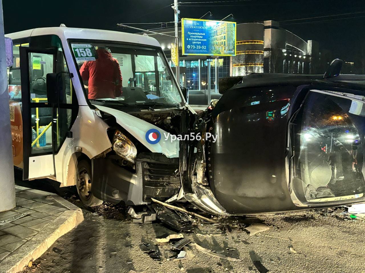  Mitsubishi и Газель после столкновения