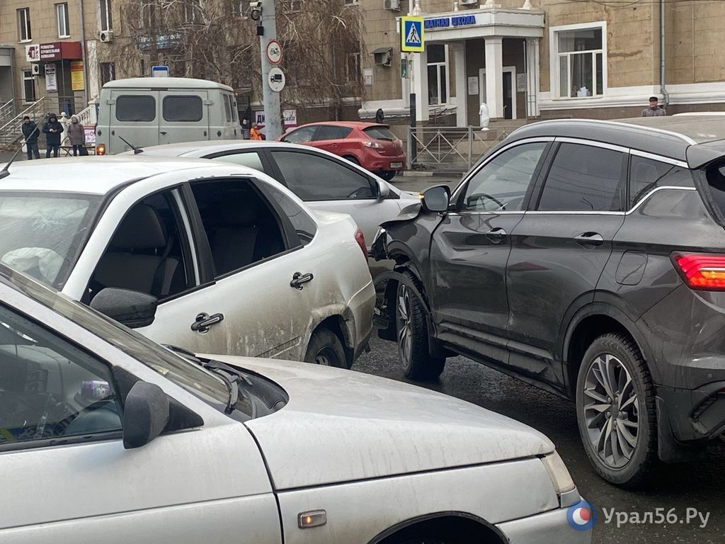 В Орске, на Авангарде, столкнулись три автомобиля
