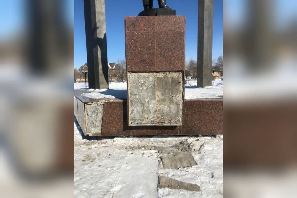 Разбитые гранитные плиты на памятнике Юрию Гагарину. Фото: администрация Оренбурга