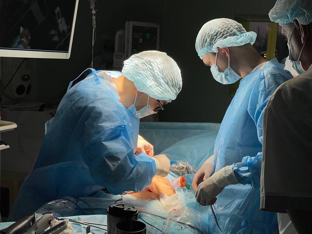 Врачи во время операции. Фото: правительство Оренбургской области