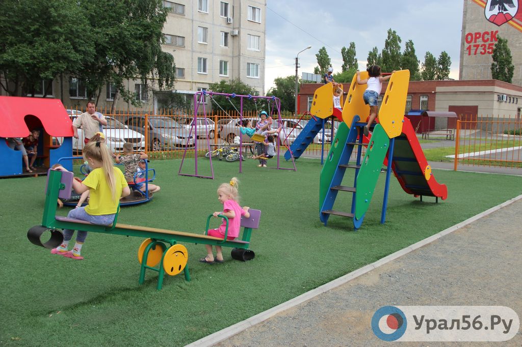 Двор, благоустроенный в Орске, 2017 год