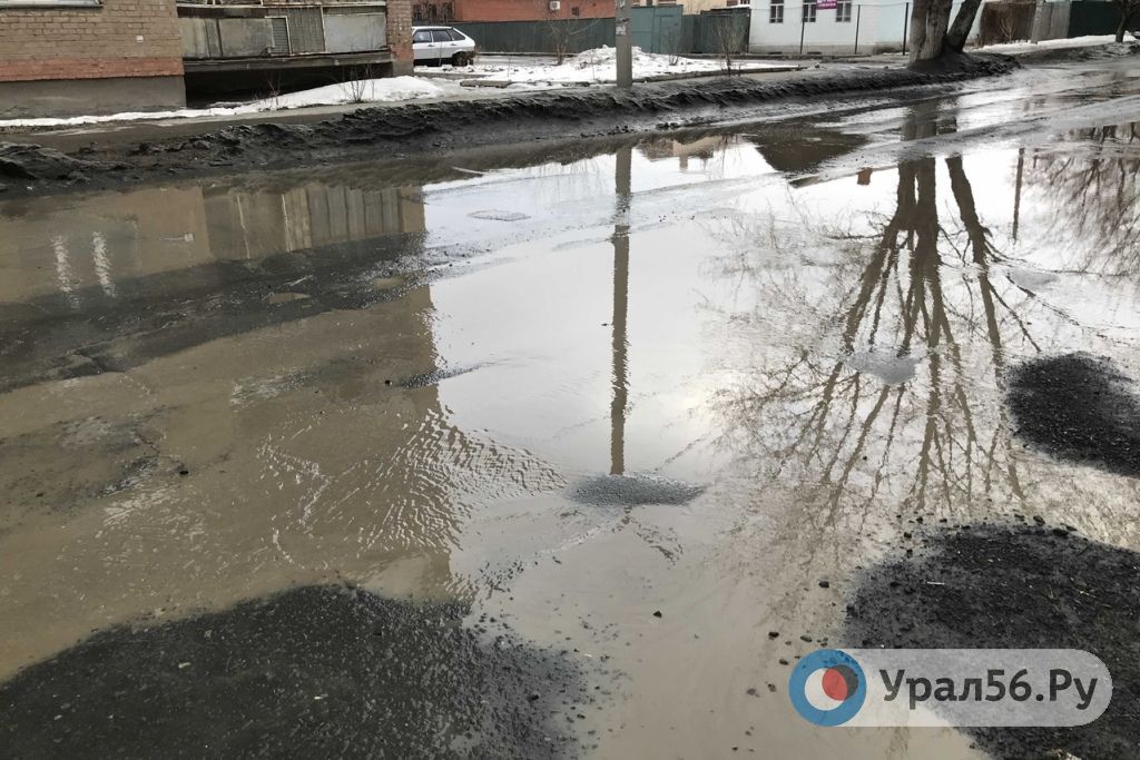 Лужа на проезжей части. Фото из архива
