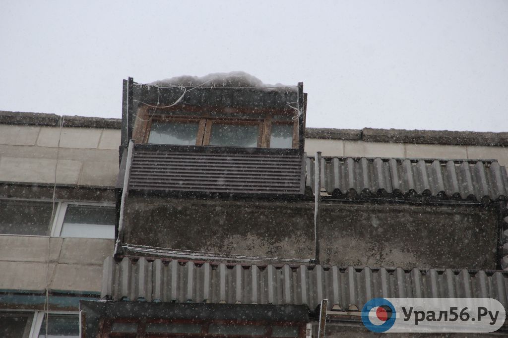 Балкон дома № 103А по проспекту Ленина в Орске, 06.02.2020г.