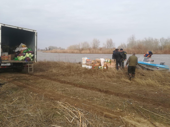 Спасатели доставили продукты в отрезанные паводком села Оренбургской области 