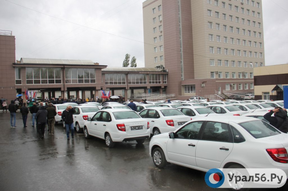Больницы на востоке и западе Оренбургской области получили 48 автомобилей Lada Granta