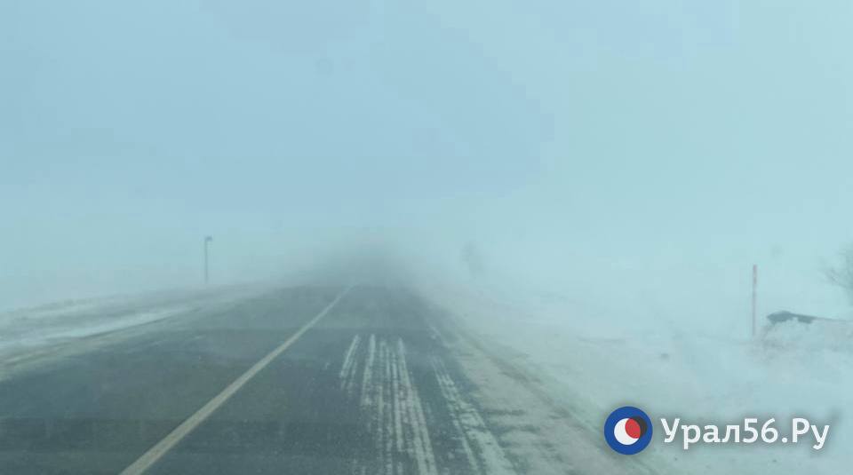 Метель и плохая видимость на трассе Оренбург - Орск. Фото из архива
