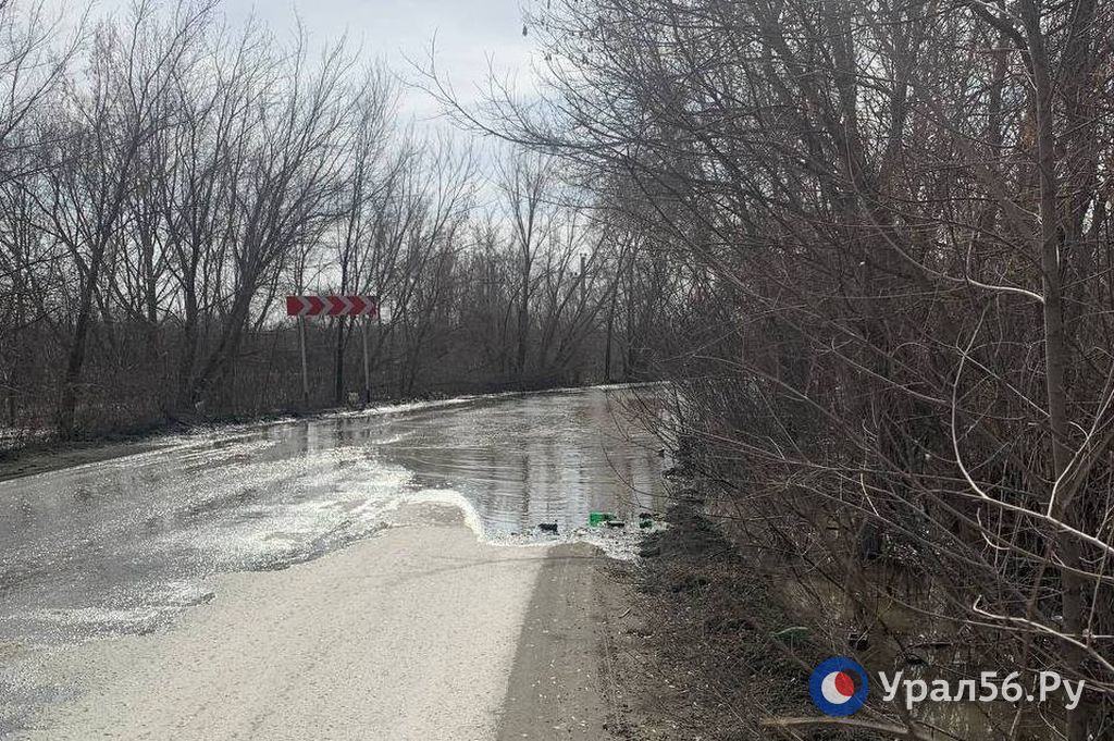 В Орске вода начала затапливать дорогу в районе Зеленхоза