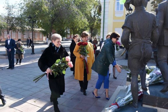В Оренбурге к памятнику первой учительнице возложили цветы