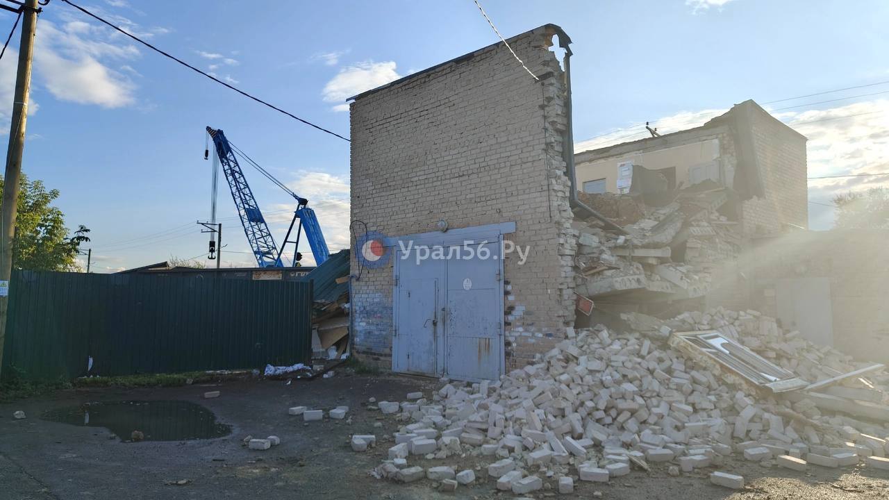 В Оренбурге с рельсов сошел грузовой поезд, вагоны снесли целое здание: подробности, фото, видео